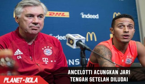 Carlo Ancelotti acungkan jari tengah setelah diludai Fans Hertha